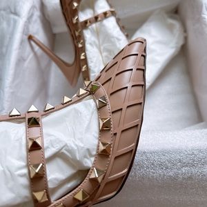 Valentino Garavani - ROCKSTUD LEATHER ANKLE STRAP PUMP 100 MM